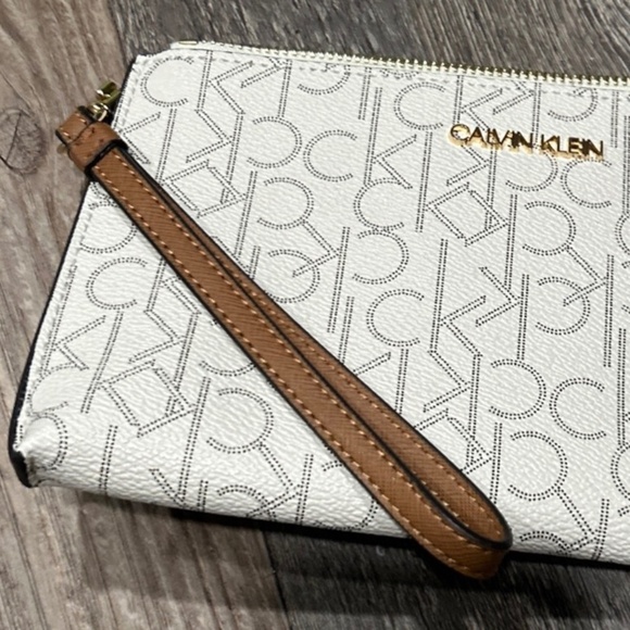 NWOT Calvin Kleine VanillaTan Signature Wristlet - Picture 2 of 2